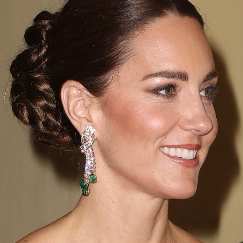 تسريحات شعر كيت ميدلتون مرفوعة مع ضفائر الكعكة- الصورةمن صفحة life.of.a.duchess