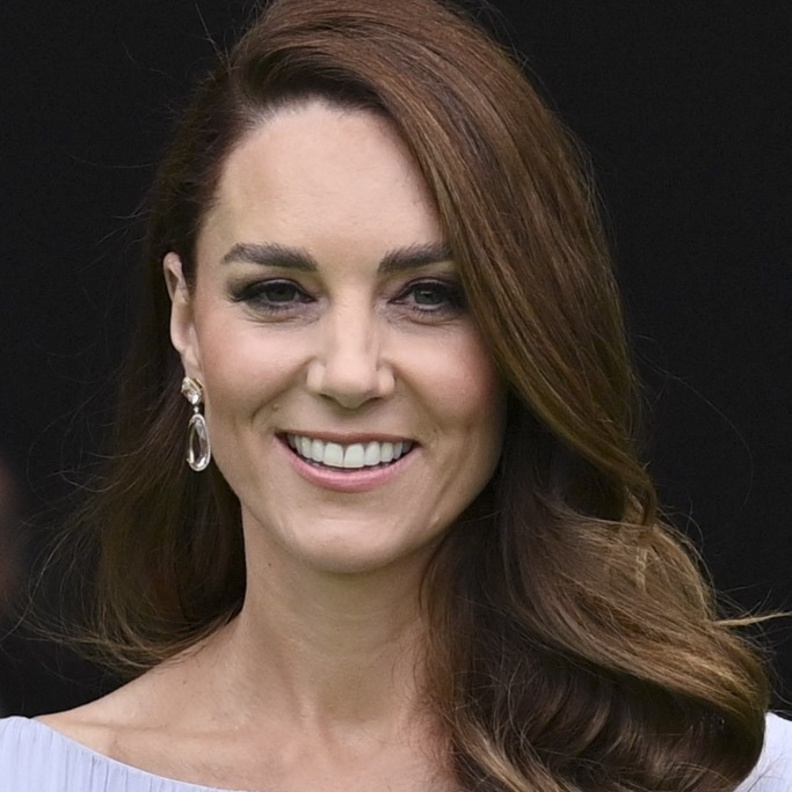 تسريحات شعر ويفي وجانبي بأسلوب كيت ميدلتون