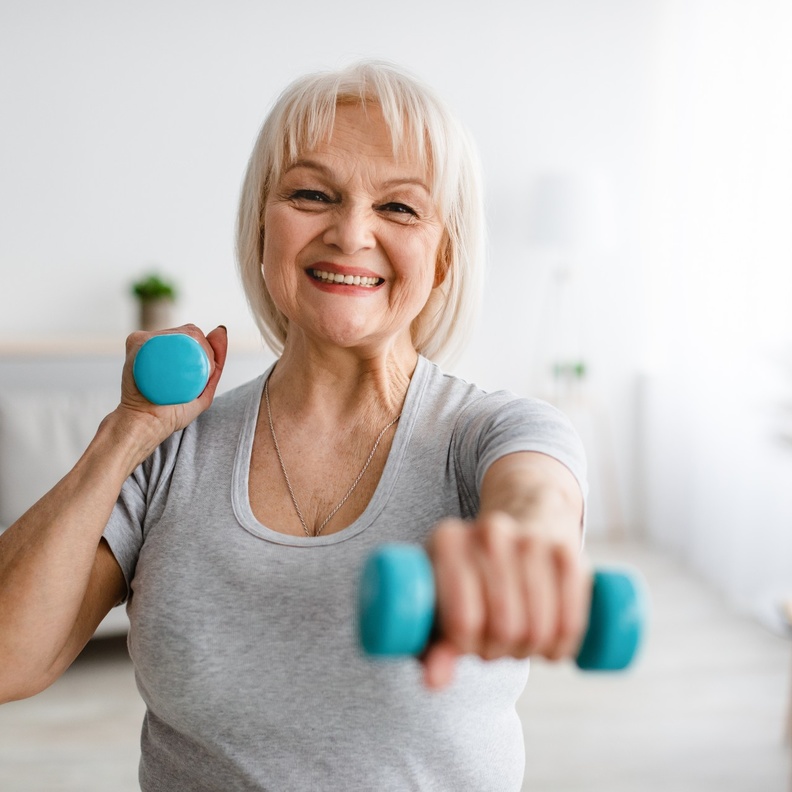 تمارين رياضية فعالة للنساء فوق سن الخمسين بمناسبة يوم الأم