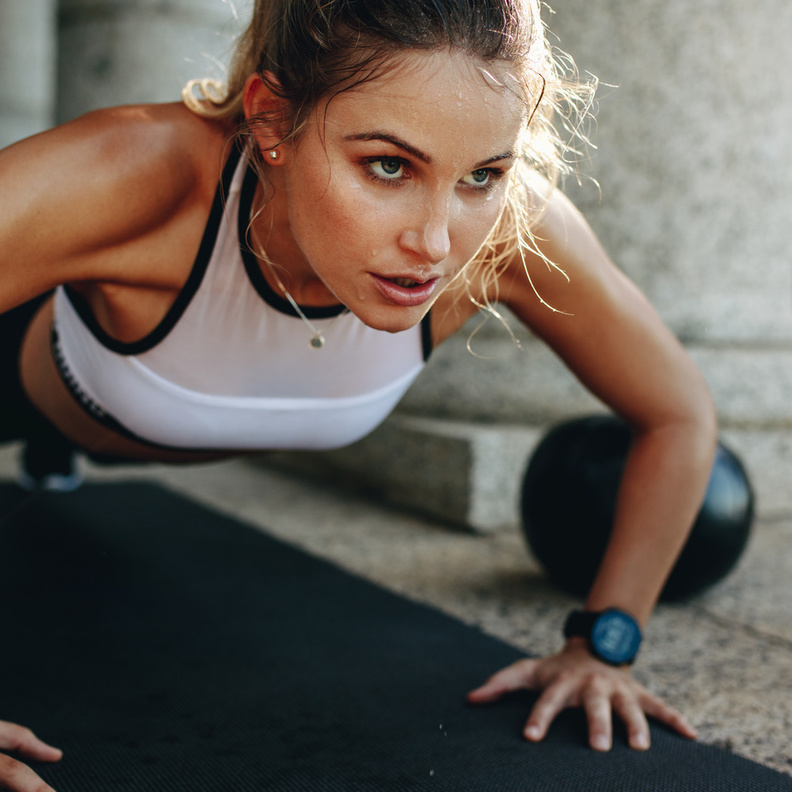 تمارين رياضية للسيدات تساعد في بناء عضلات البطن