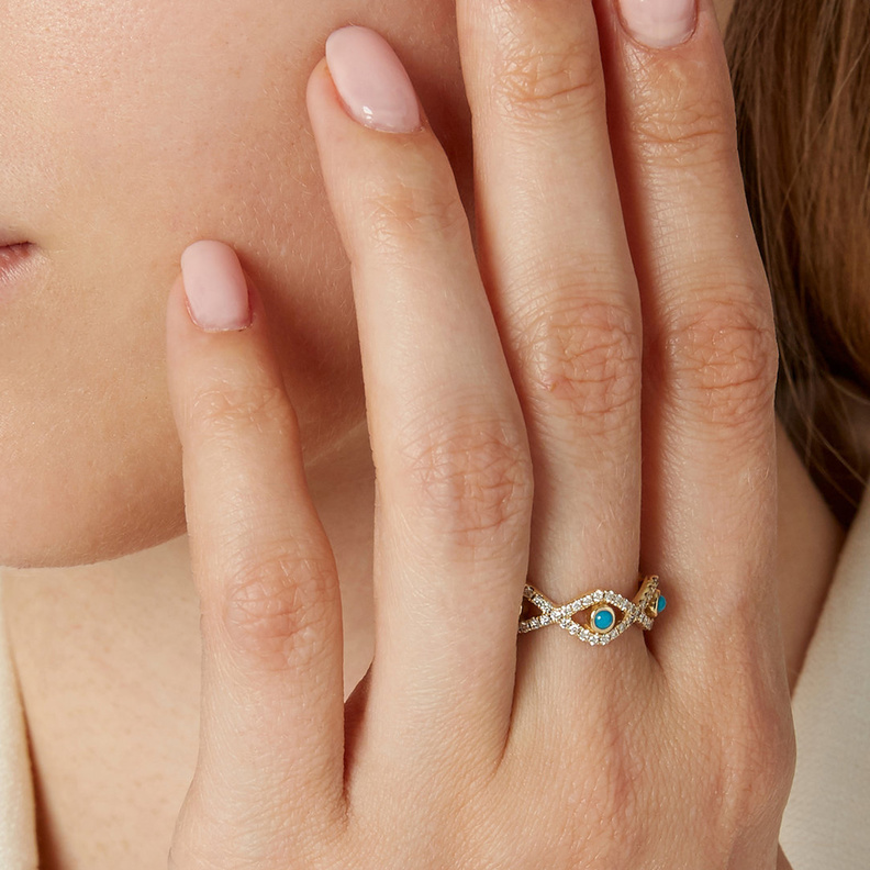 تميمة حماية وأناقة..اكتشفي سحر مجوهرات العين والكف