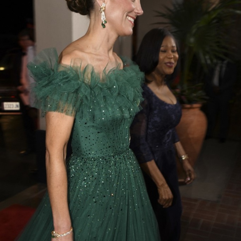 صور إطلالة كيت ميدلتون أنيقة بالبدلة وكأميرات القصص بالفستان الأخضر