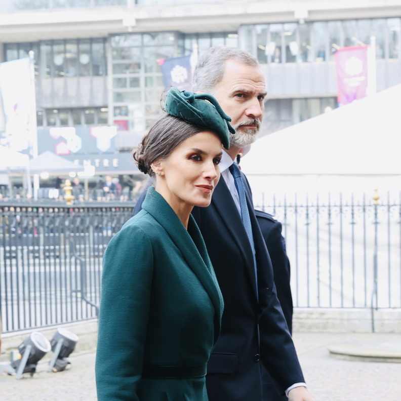 تميّزت إطلالة الملكة ليتيزيا بإختيار المعطف الفستان باللون الأخضر الداكن