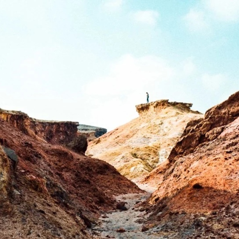 جبل حفيت الساحر.. تجربة مشوقة في لمحبي المغامرة بالإمارات