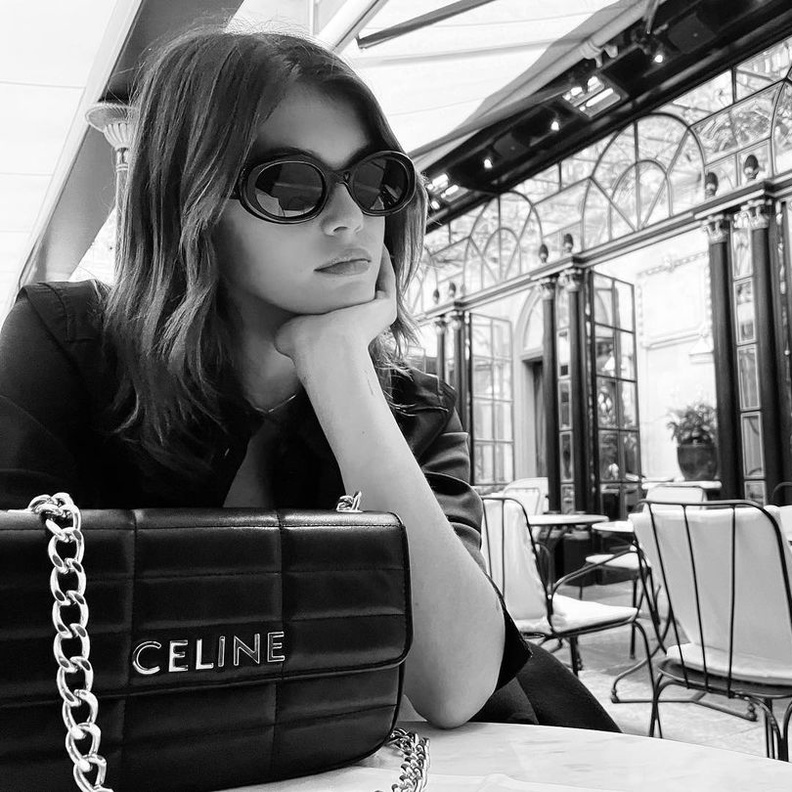 حقيبة the Matelassé Monochrome من Celine رافقت عارضة الأزياء كايا غربر خلال جولتها الباريسية