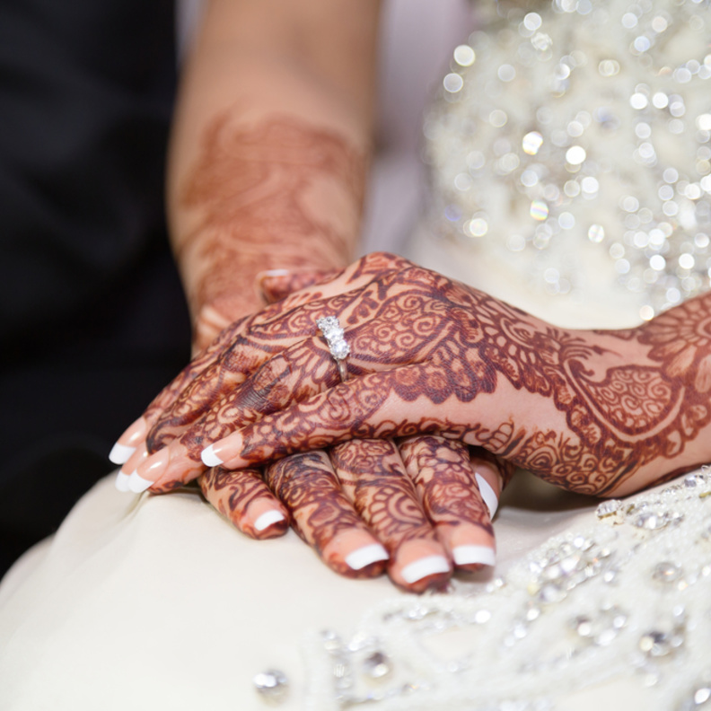 حناء باللون البني للعروس