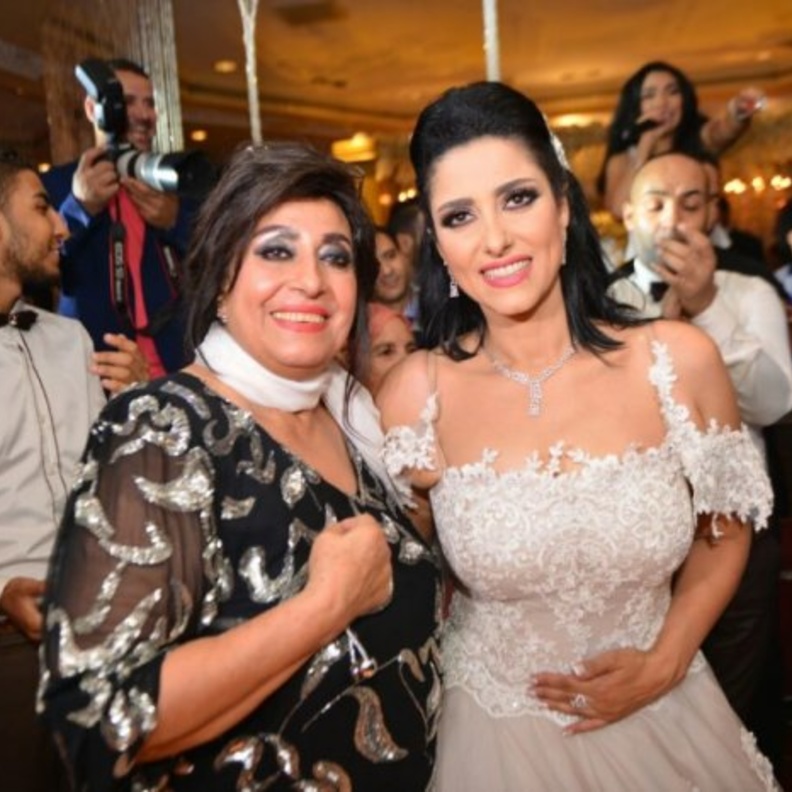 حنان مطاوع  مع والدتها سهير المرشدي في يوم زفافها