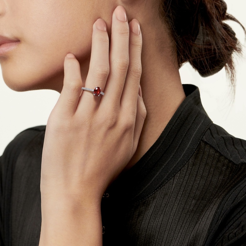 خاتم بالياقوت الأحمر من Tiffany & Co