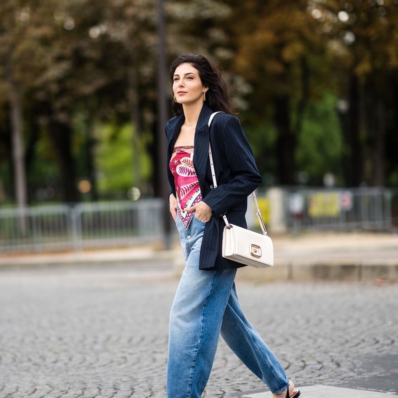 خطفت الأنظار بالبليزر الأسود الطويل مع الوشاح الملوّن والمنقوش كتوب والبنطلون الدنيم