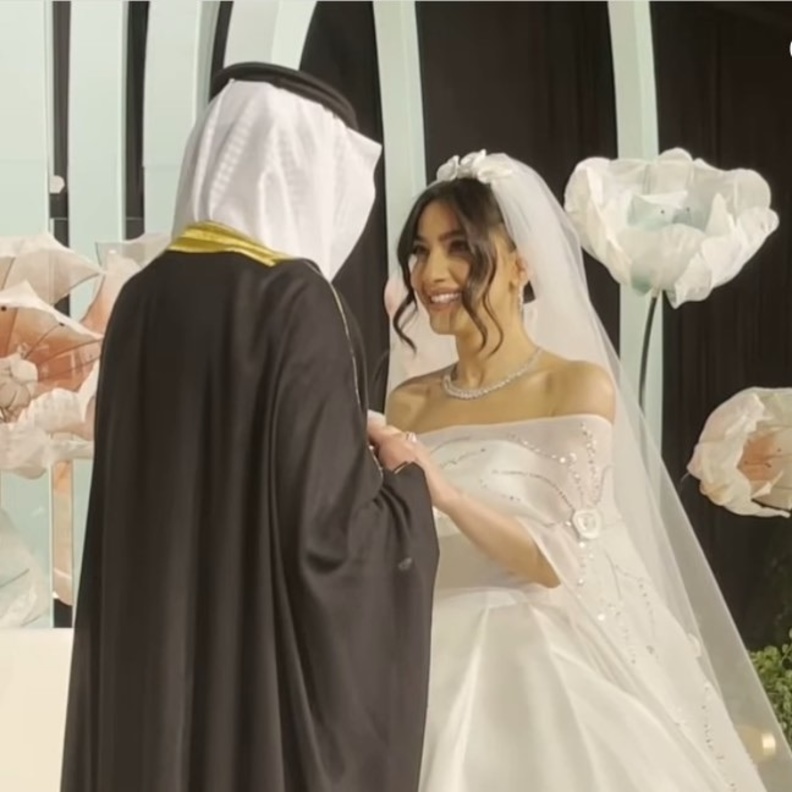 دونا الحسين وعريسها