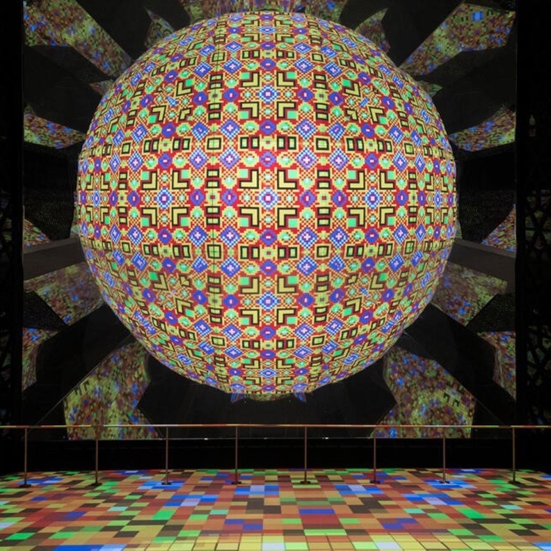 رحلة "سمعبصرية" بتصاميم إبداعية وآرتاثون الذكاء الاصطناعي .. أبرز المعارض الفنية بجناح المملكة "اكسبو دبي"