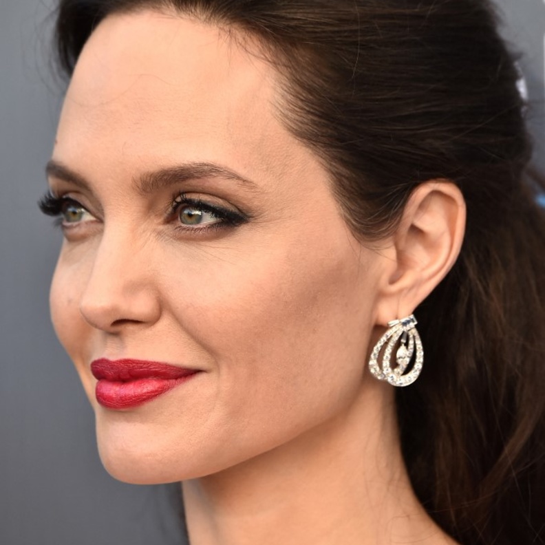 في يوم المرأة العالمي 2022 نجمات عالميات تخطّين الشيخوخة بجمالهن الملفت