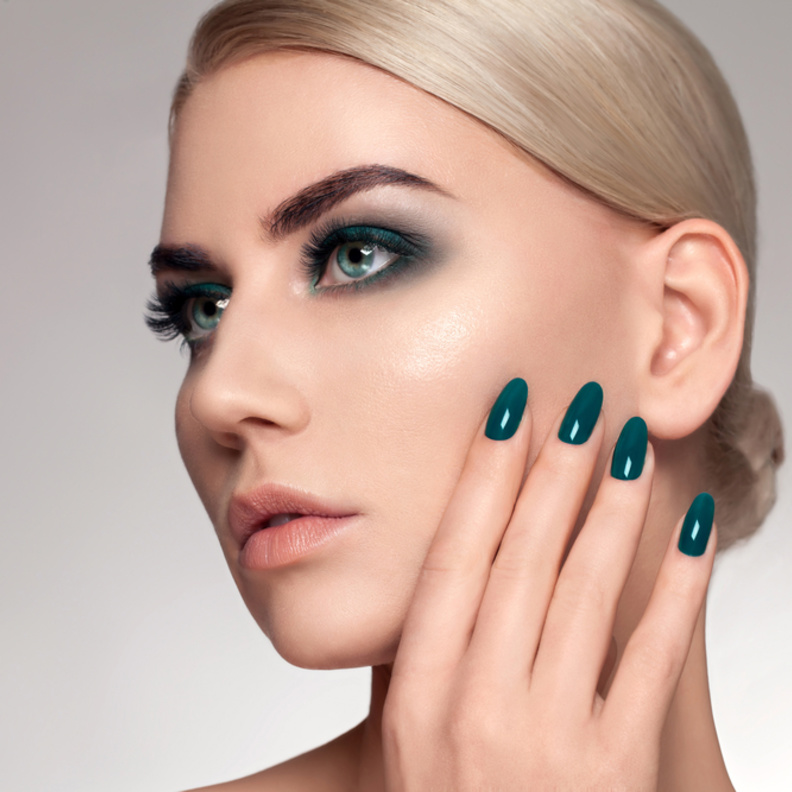 رسومات طلا أظافر أخضر لموسم ربيع 2022