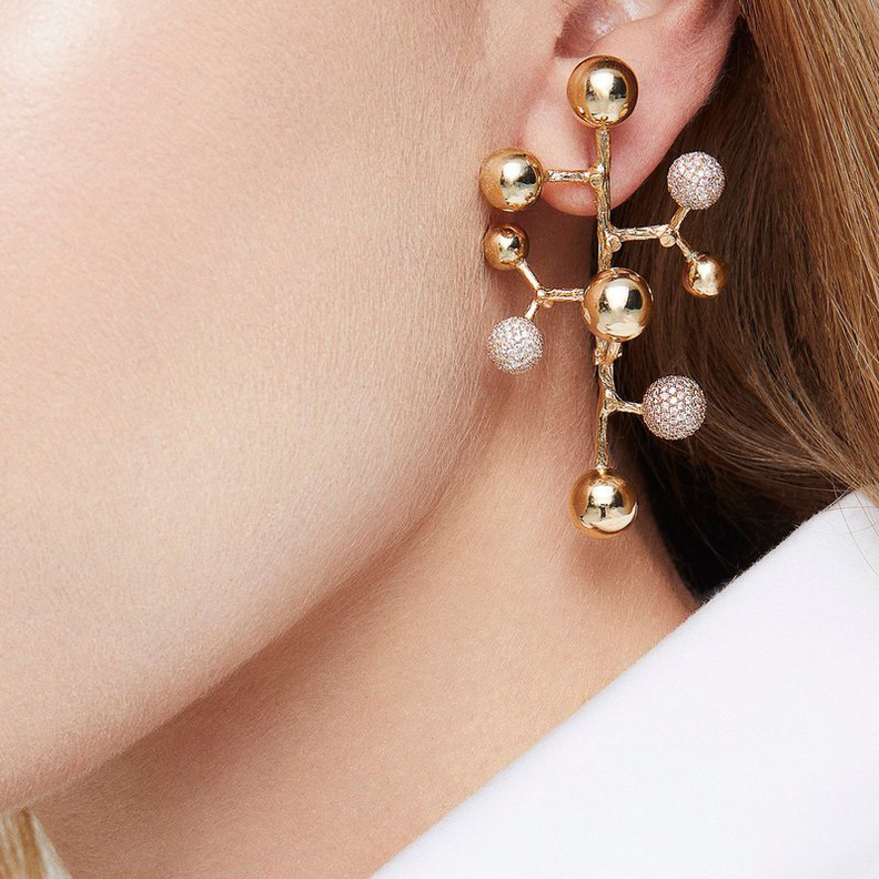 زيني اطلالتك بموديلات أقراط طويلة عصرية