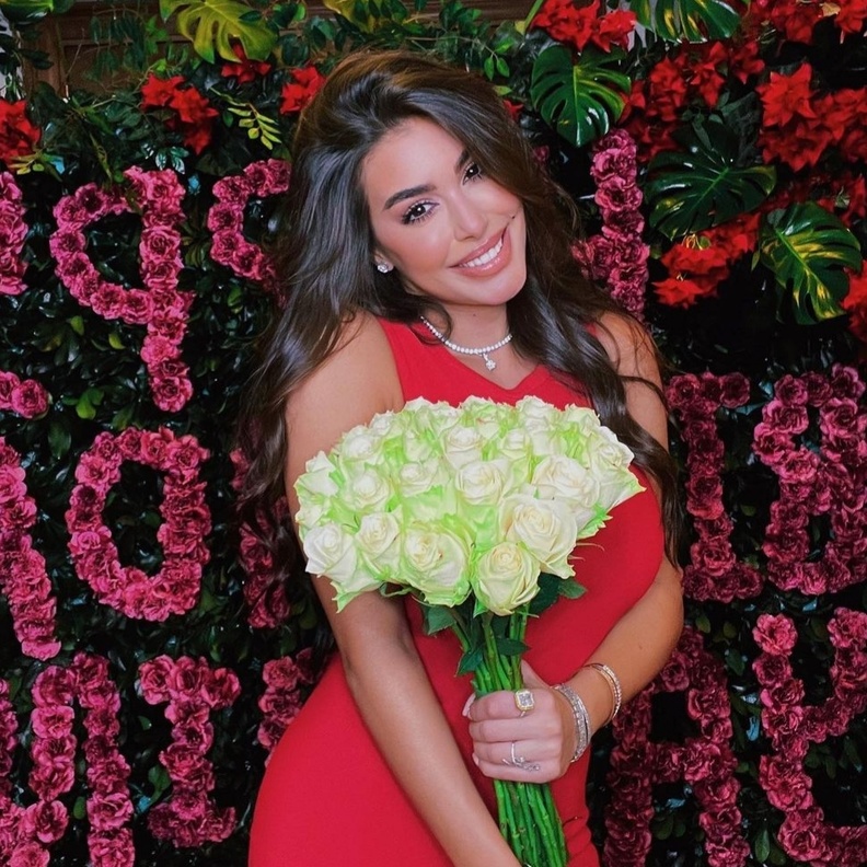 ساعة ياسمين صبري باللون الأخضر