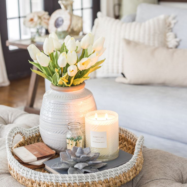 صواني تحافظ على ترتيب ديكورات طاولات القهوة