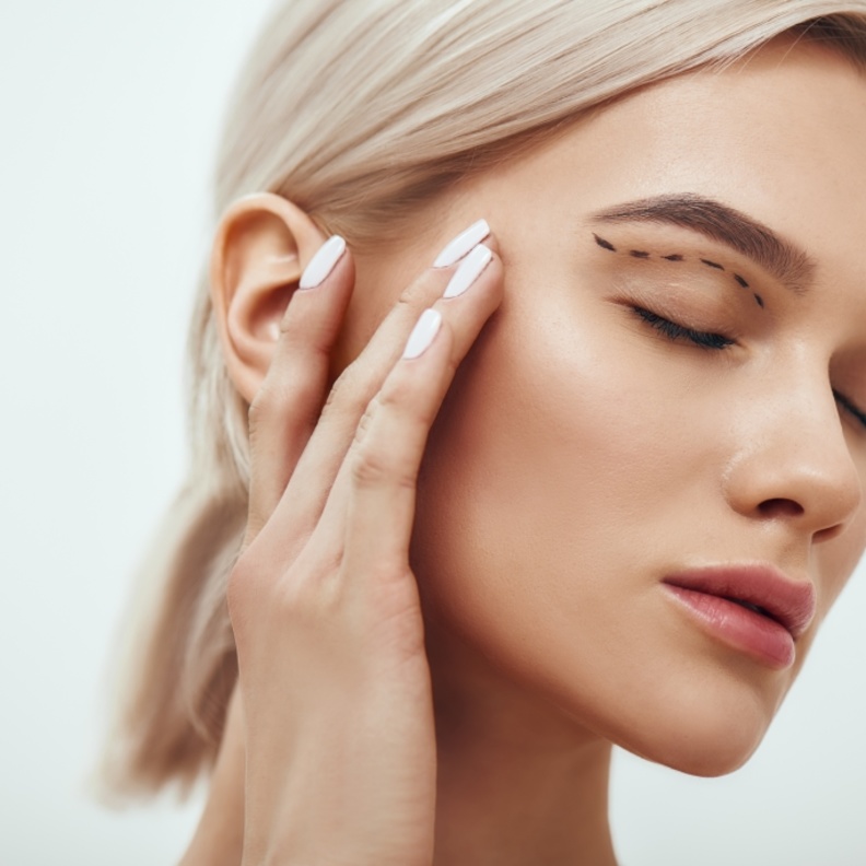 خطوات إجراء عملية تجميل وشد الجفون وما هي أضرارها