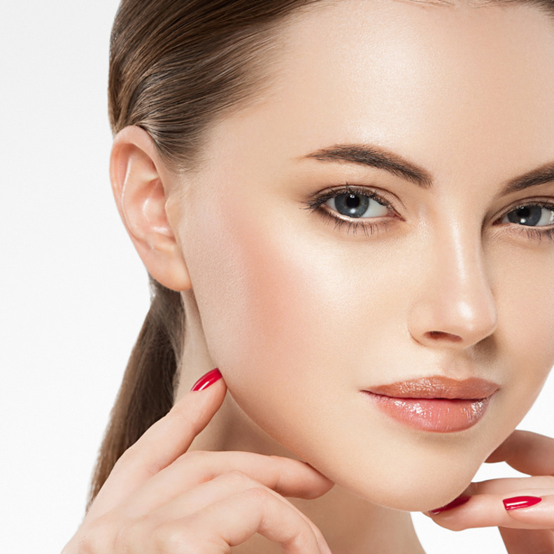 طريقة تحضير ماسك الفحم وماء الورد للتخلص من الرؤوس السوداء