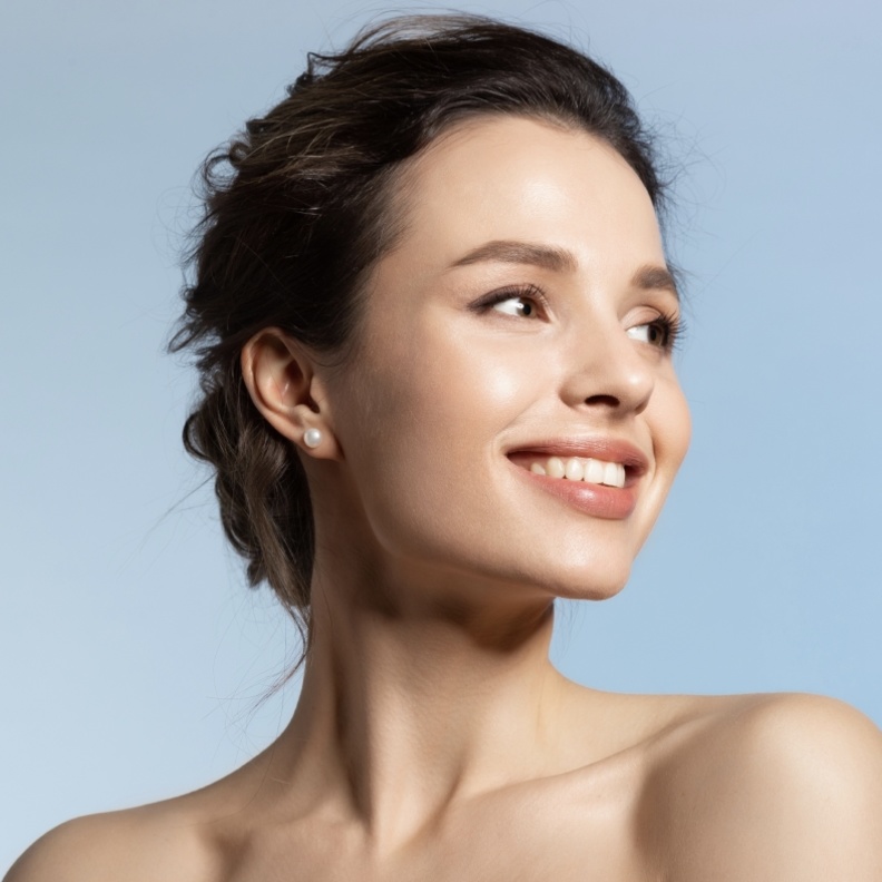 صورة رئيسية تسحيج الجلد يقلل من ظهور خطوط الوجه الدقيقة ويحسن عيوب الجلد