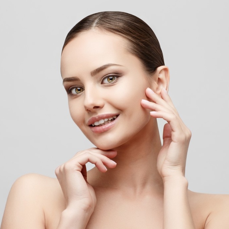 فوائد ماسك الطماطم وماء الورد لبشرة المرأة الشاحبة