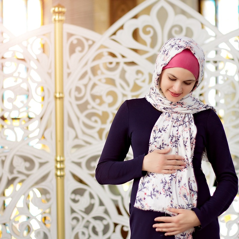 صيام الحامل في رمضان .. متى يكون خطراً عليها
