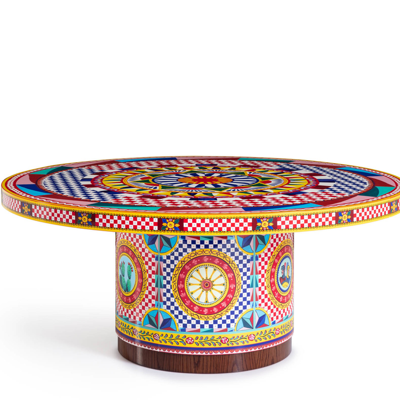 طاولة بنقشات Dolce & Gabbana الملونة تغني أي غرفة طعام 