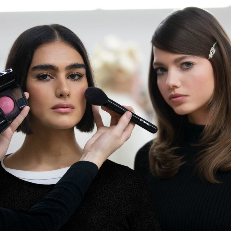 عارضات عرض شانيل لخريف وشتاء 2022 مع البشرة النقية