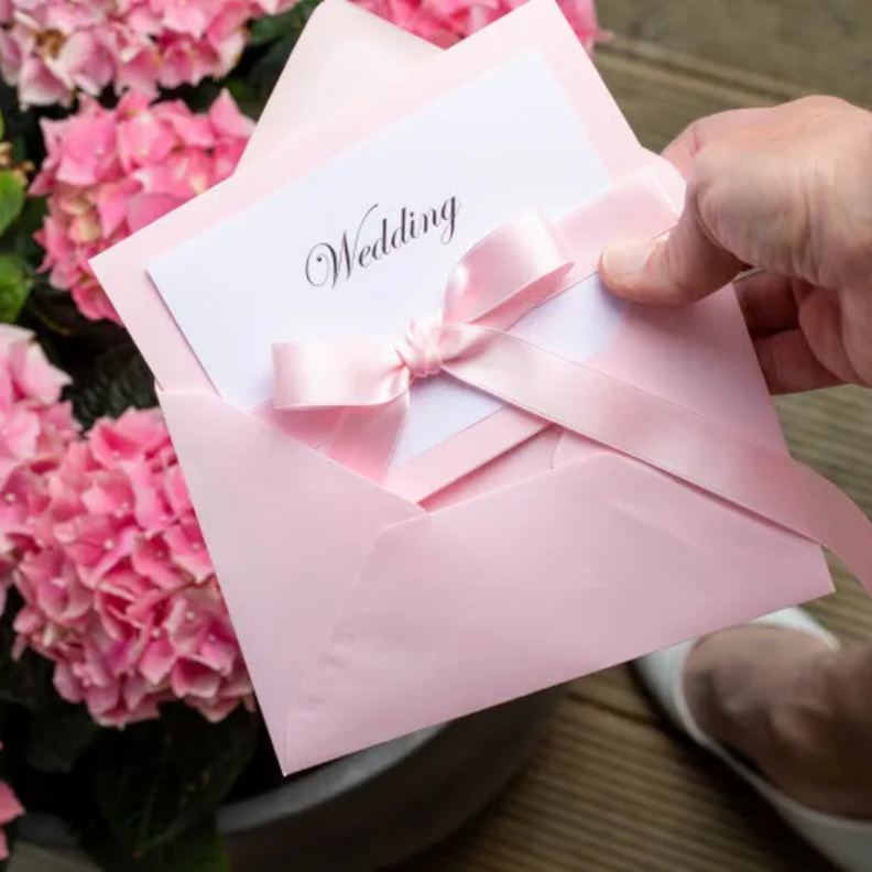 عروس ترسل بطاقات دعوة لنجوم ومشاهير من بينهم إيلون ماسك ودوين جونسون