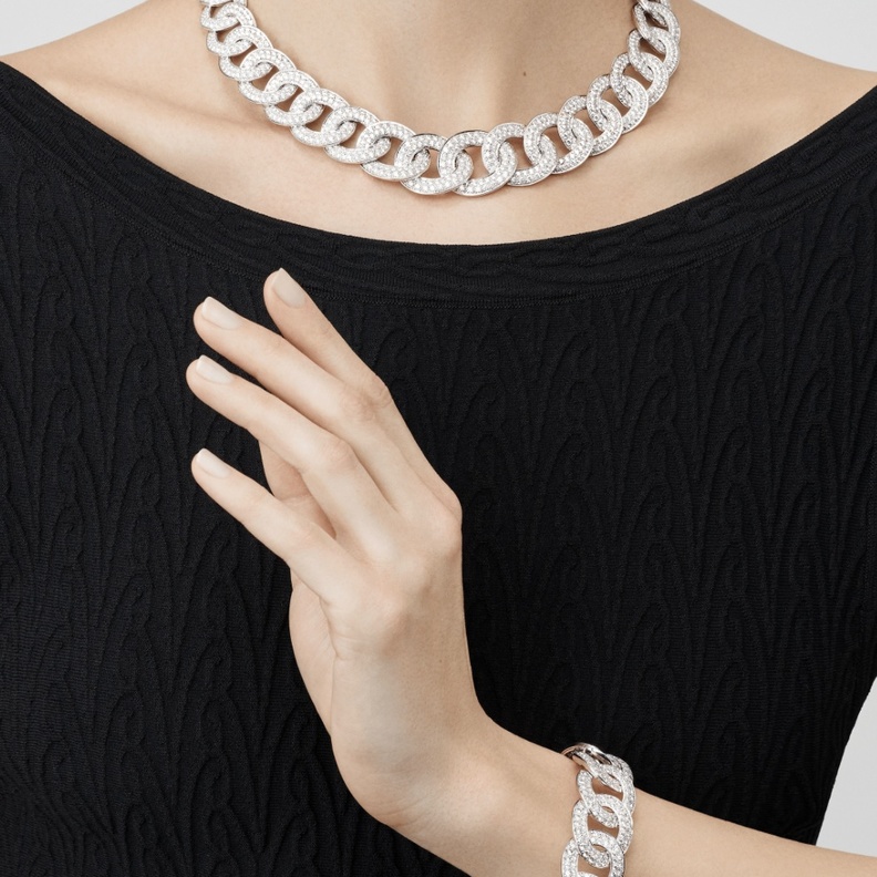 عقد من علامة فان كليف أند آربلز