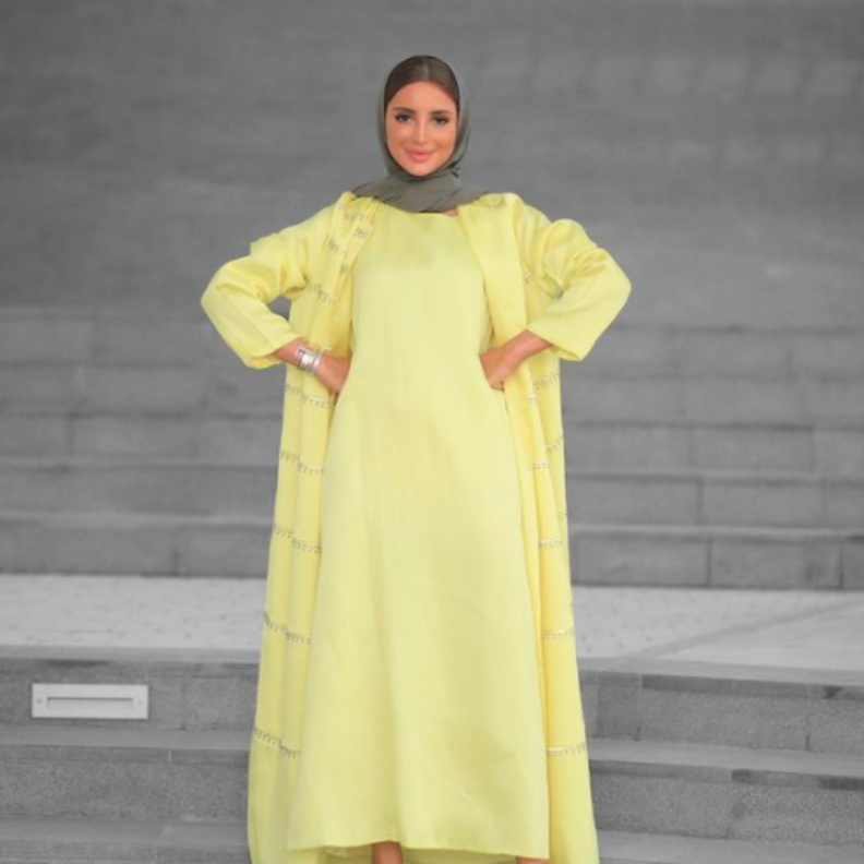 موديلات فساتين بدرجات فاتحة للصبايا المحجبات موضة ربيع 2022