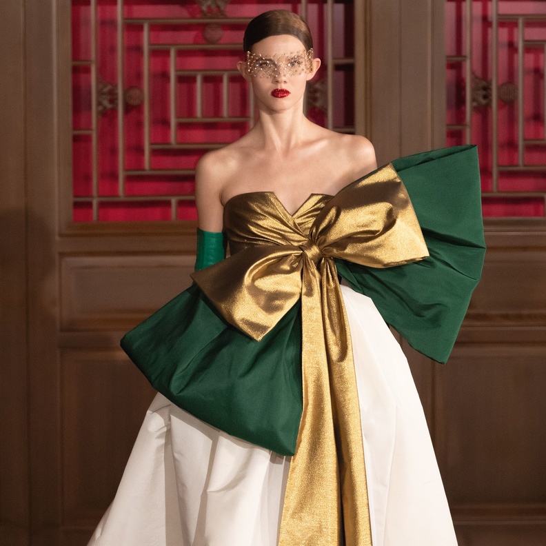 فساتين خطوبة مزينة بالفيونكات@valentino