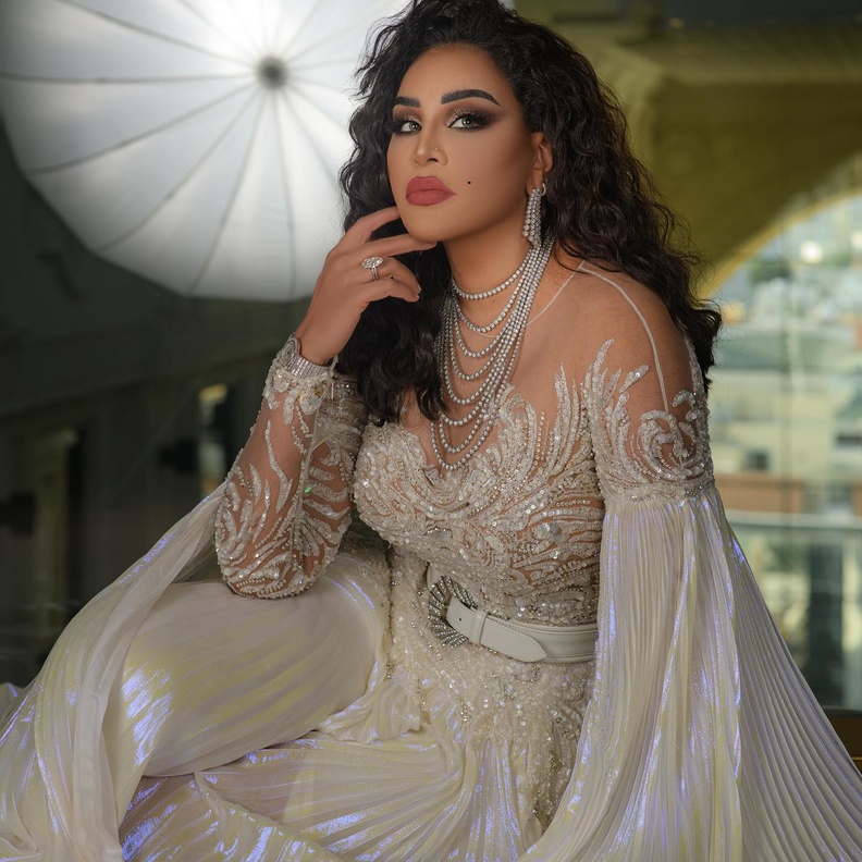 فساتين زفاف فضي انستقرام@ahlamalshamsi