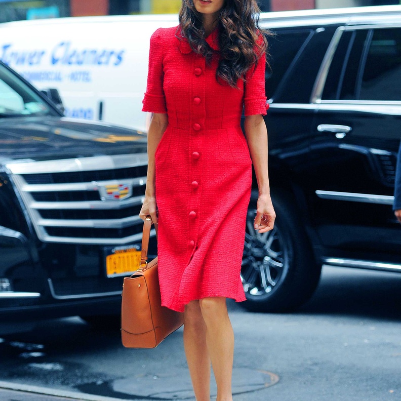 أمل كلوني إمرأة العام 2022 إطلالات أنيقة وصيحات لا تنسى