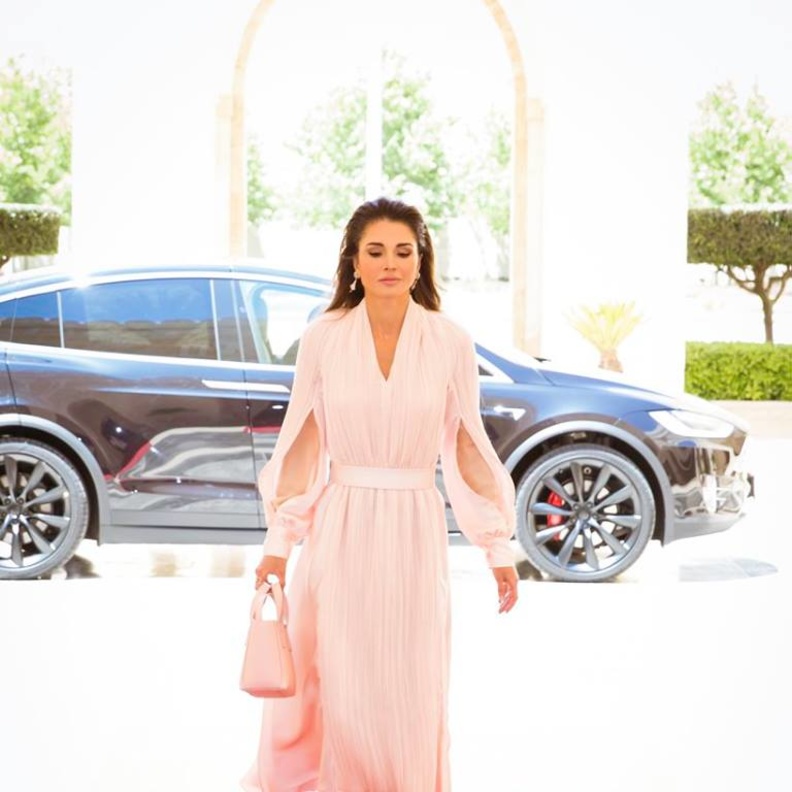 اطلالات رسمية راقية مستوحاة من الملكة رانيا 