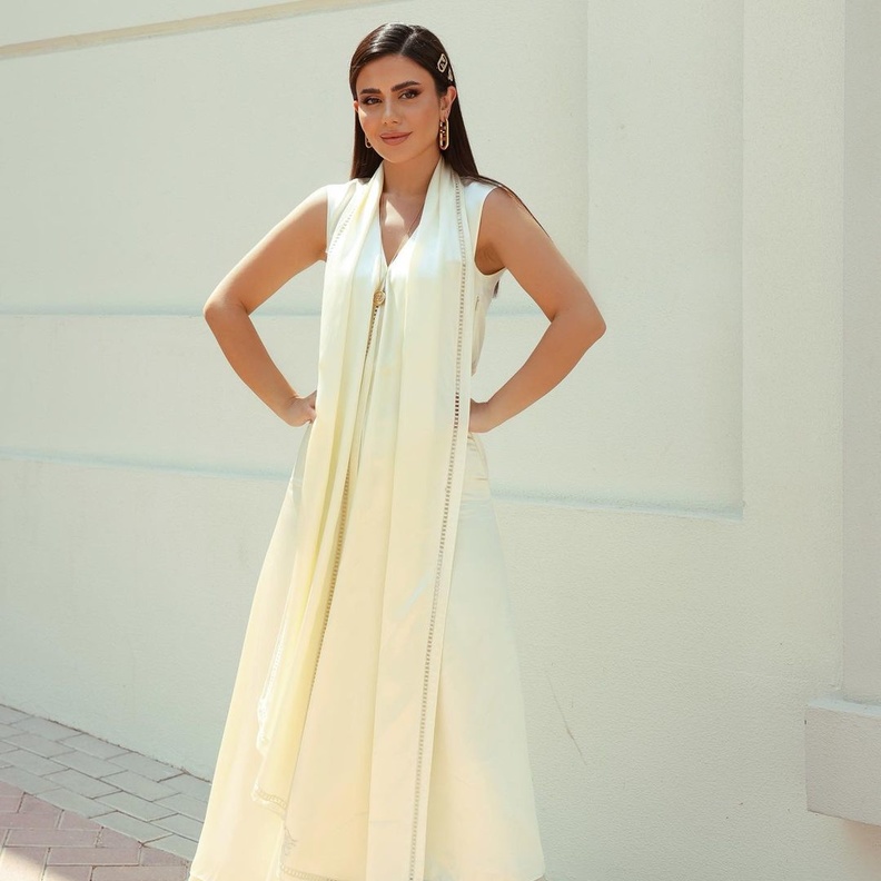 فستان Fendi بقصة A line نسّقت معه الجزمة الجلد باللون الأبيض