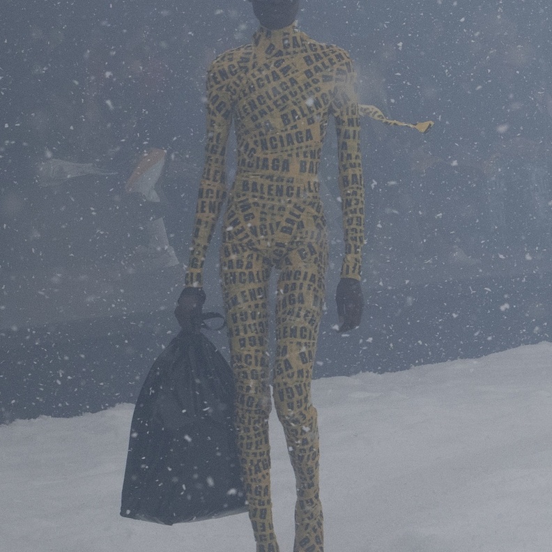 قام ديمنا بتغليف عارضة بشريط أصفر مع إسم الدار