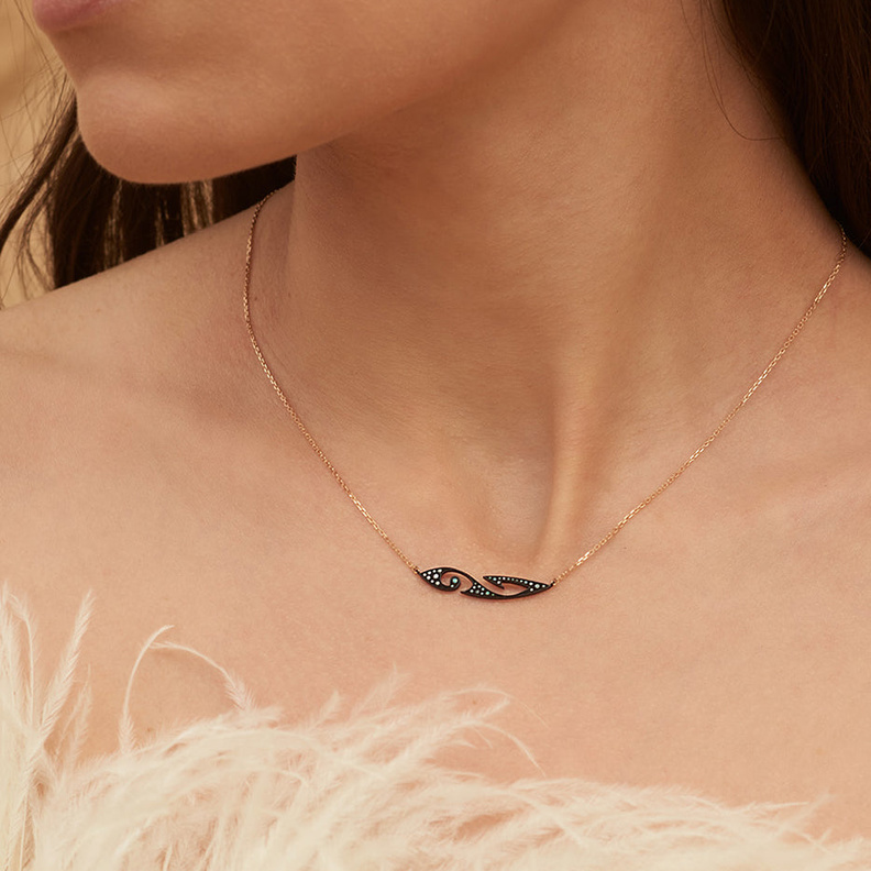 قلادة من أكيليس AKILLIS 