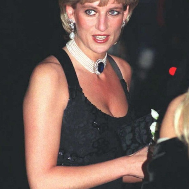 لا تكتمل لائحة النساء المؤثرات في عالم الموضة دون ذكر الأميرة الراحلة ديانا