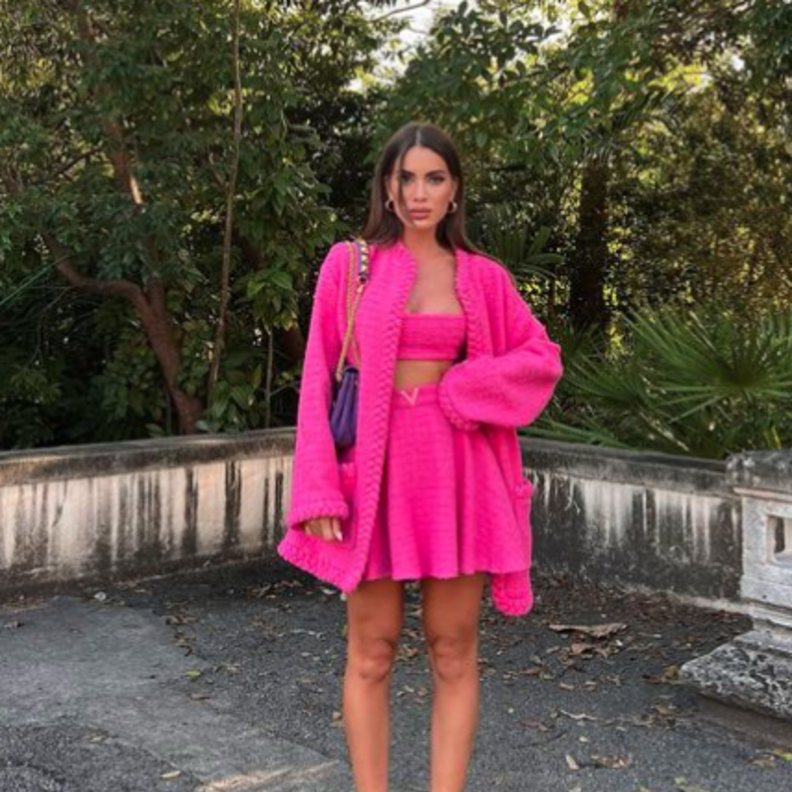 اطلالات عصرية للصبايا لمشاوير ربيع 2022 من وحي كاميلا كويلو 