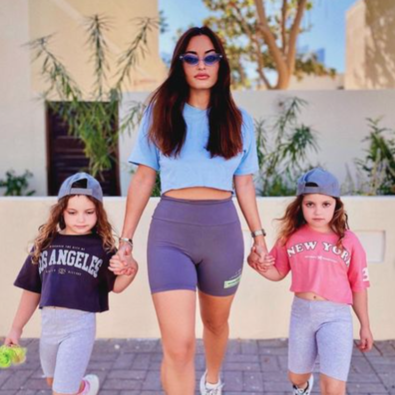 إطلالات عصرية للأمهات الشابات مستوحاة من الفاشينيستا مع أطفالهنّ