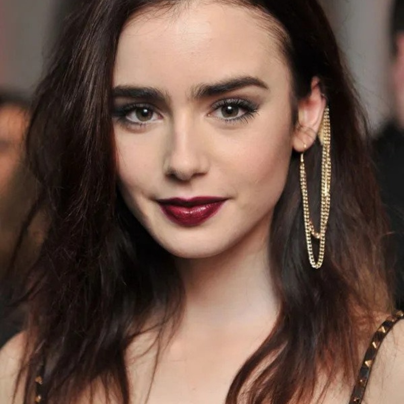 ليلي كولنز ترتدي أقراط cuff في نقطتين