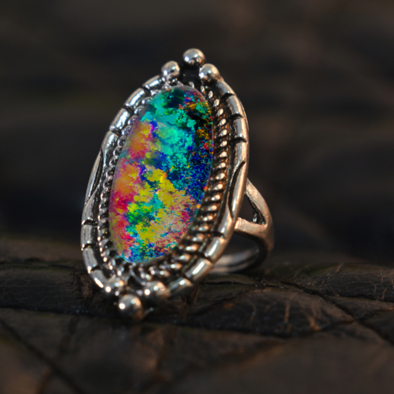 ماذا تعرفين عن حجر الأوبال