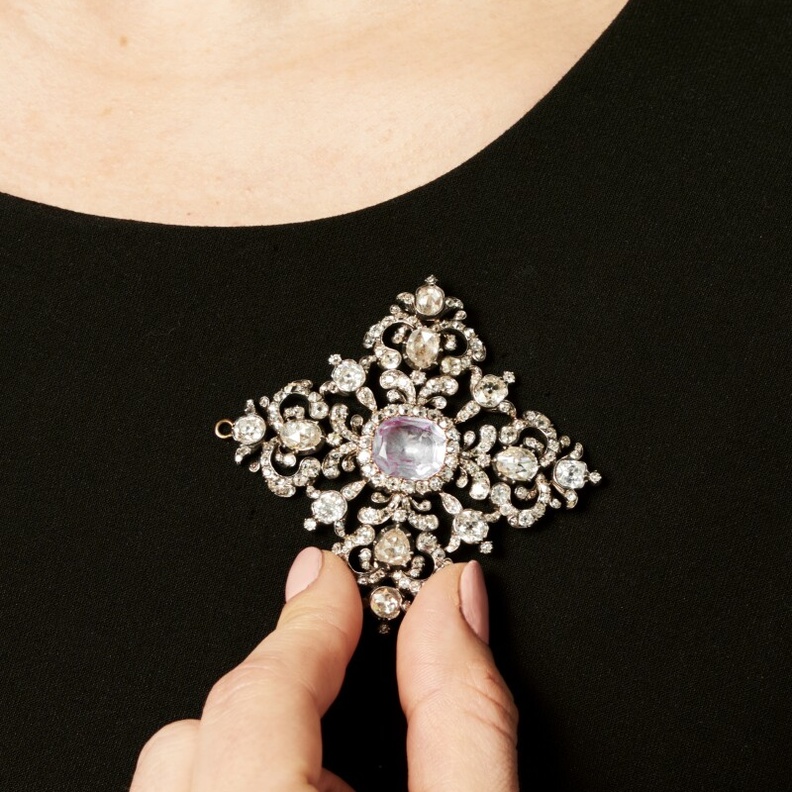 مزاد سوذبيز للمجوهرات 2022 يجسد سحر الأناقة الكلاسيكية