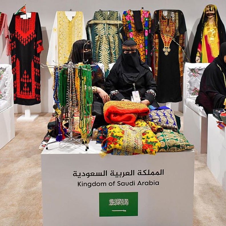 مشاركة حرفيات وفرق فنية سعودية في فعاليات أيام الشارقة التراثية