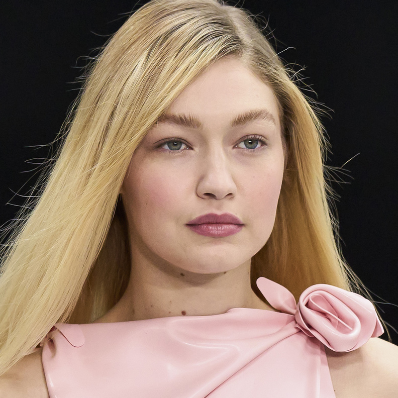 مكياج طبيعي وناعم وبارز في نهاية عروض الموضة في باريس 2022