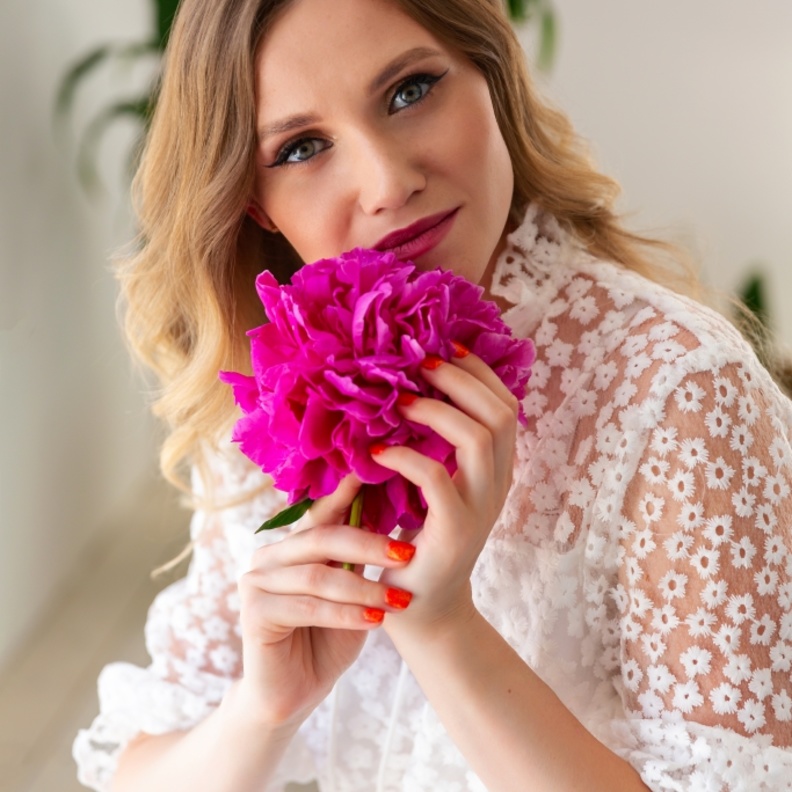 مكياج مميز مع الايلاينر لوالدة العروس بمناسبة يوم الأم 2022