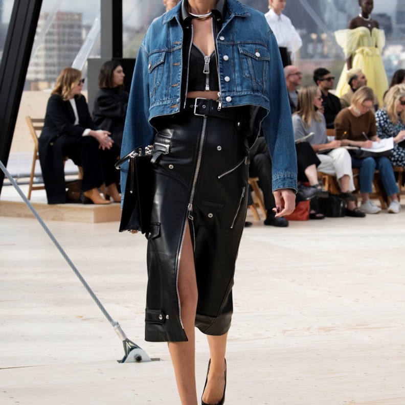 من وحي عرض أزياء الكسندر ماكوين لصيف 2022