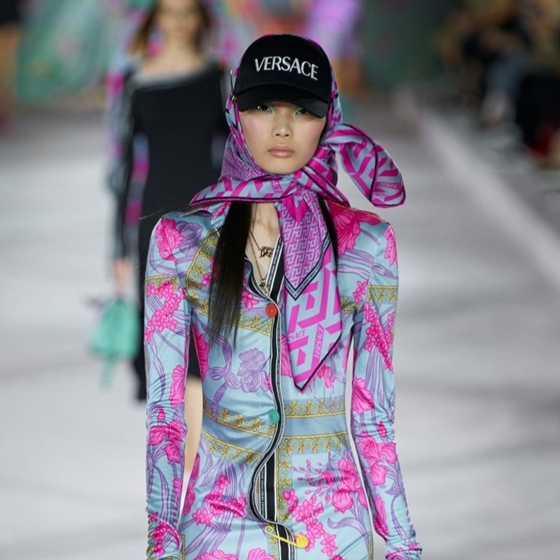 موديلات أوشحة مزينة بالطبعات والرسوم زيّنت إطلالات مجموعة Versace