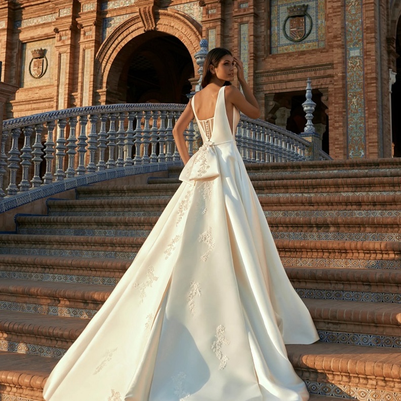 موديلات فساتين فخمة للعروس@pronoviasmarchesa