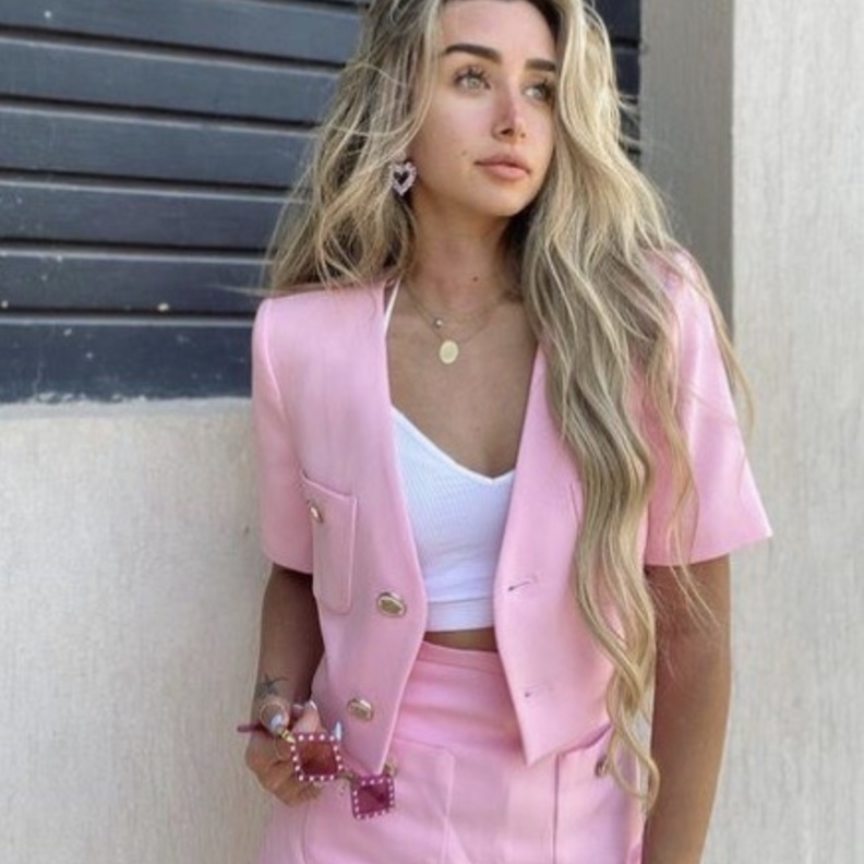 إطلالات عصرية للصبايا مستوحاة من هنا الزاهد